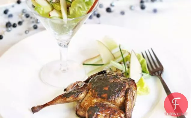 Codorna com vidro de mel com salada Waldorf