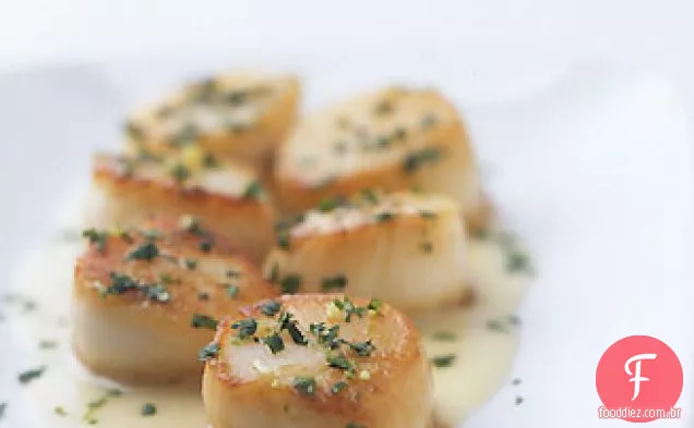 Vieiras do mar com coentro Gremolata e gengibre limão Beurre Blanc