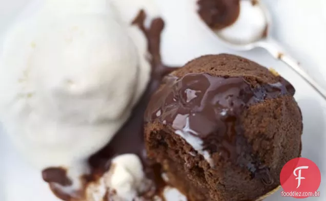 Chocolate & Almond puds com molho de chocolate quente boozy