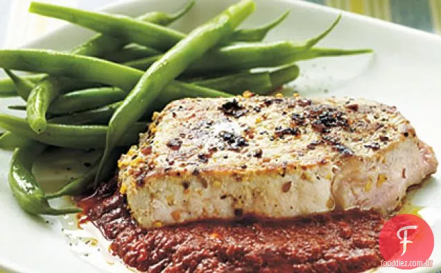 Costeletas de porco assadas com molho picante de pimenta assada