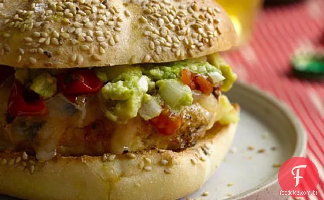 Hambúrgueres de frango com guacamole, Cheddar e tomates carbonizados