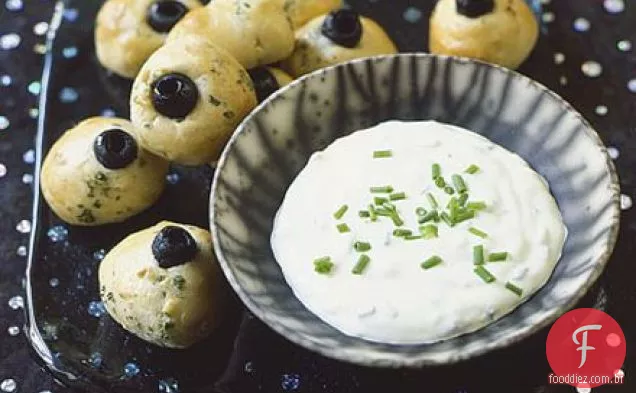 Olhos de alho com molho cremoso de cebolinha