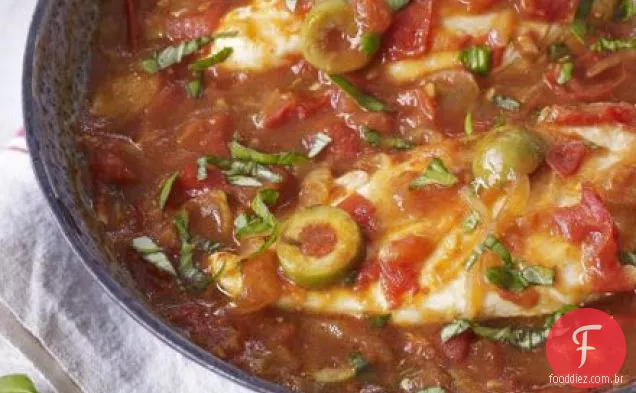 Frango frito com molho de tomate e azeitona