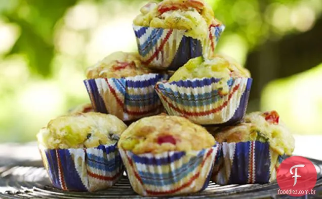 Brie, courgette e muffins de pimenta vermelha