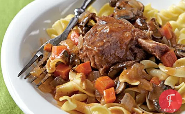 Costelas curtas refogadas com macarrão de ovo