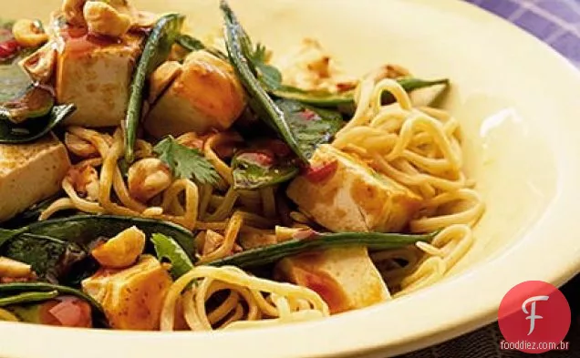 Macarrão chinês com tofu e avelãs