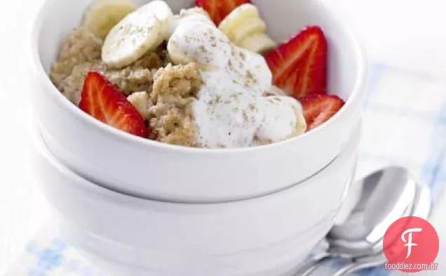 Mingau de canela com banana e bagas