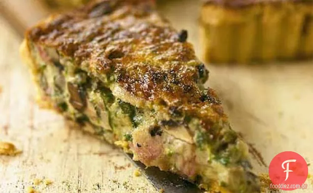 Quiche de rúcula, cogumelo e bacon