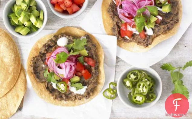 Tostadas de feijão preto com salsa de abacate