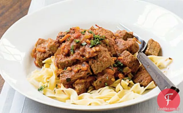 Tomate assado-Goulash de carne com cominho