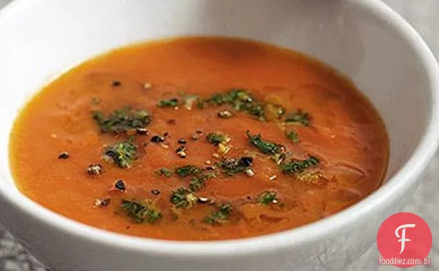 Sopa de tomate com gremolata