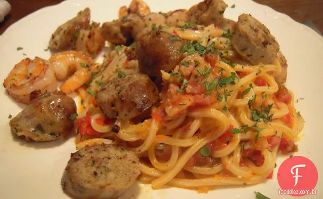 Macarrão Com Molho De Pimenta Vermelha, Salsicha E Camarão