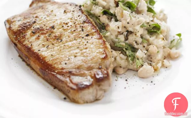 Carne de porco com purê de feijão garlicky