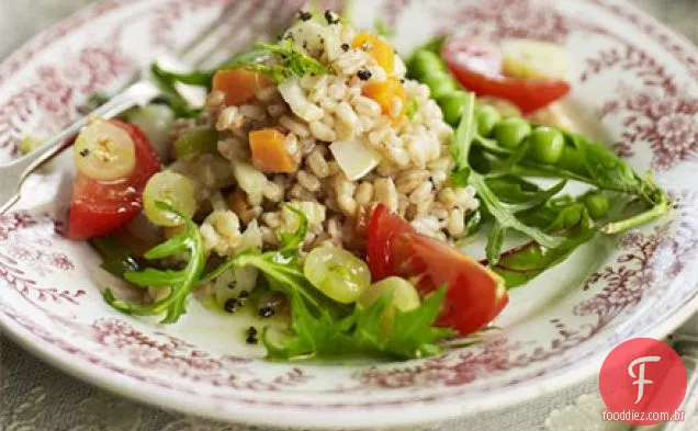 Salada de espelta com ervilhas e groselhas