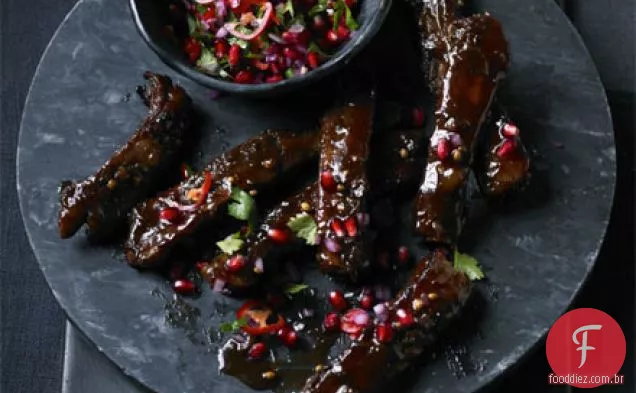 Costelas doces e azedas com salsa de romã