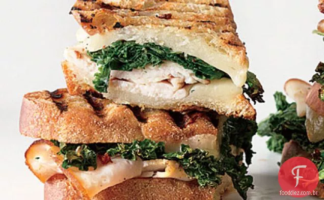 Verduras refogadas, peru defumado e Provolone Panini