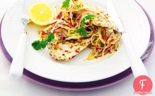 Frango com crosta de especiarias com slaw Asiático
