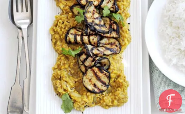 Doce e azedo lentilha dhal com beringela grelhada