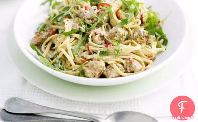 Salsicha cremosa e rocket linguine
