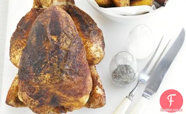 Frango assado para churrasco e batatas fritas grossas