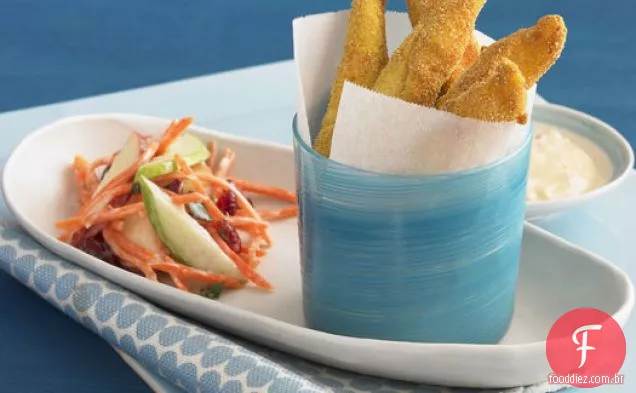 Varas De Peixe crocantes com cenoura-maçã Slaw