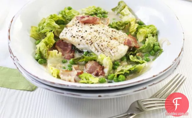 Bacalhau com bacon, alface e ervilhas