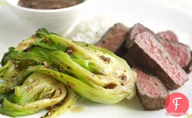 Carne de cinco especiarias com molho de feijão preto e bok choi