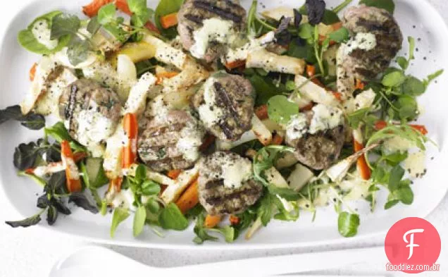 Peru patty & roasted root salad com molho de parmesão