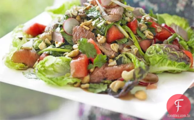 Salada de pato, melancia e ervas com castanha de caju assada