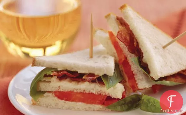 Mini sanduíches de Bacon, tomate e manjericão