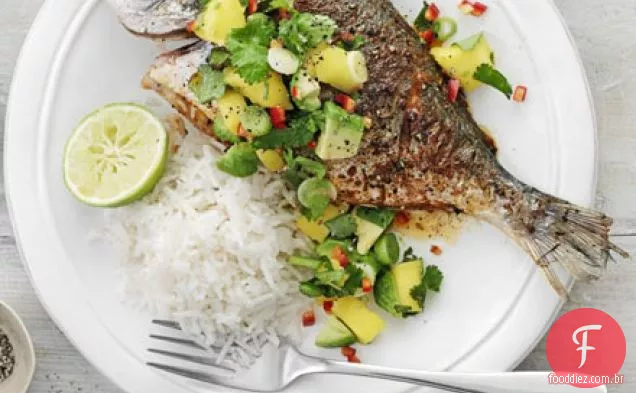 Peixe com pimenta, salsa de manga e limão