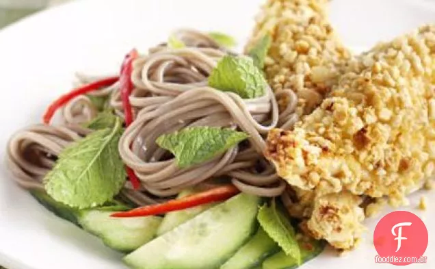 Frango com noz com salada de macarrão