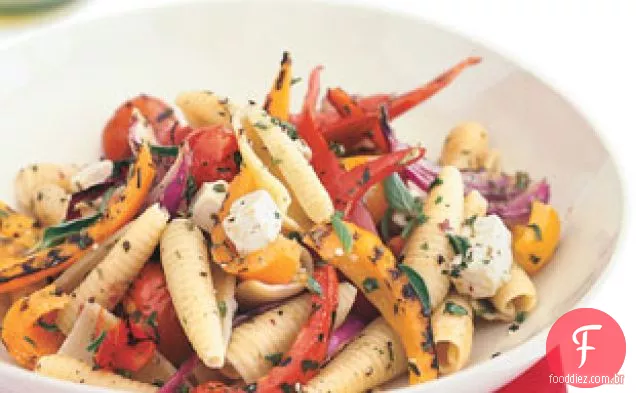 Macarrão Com Legumes Grelhados E Queijo Feta