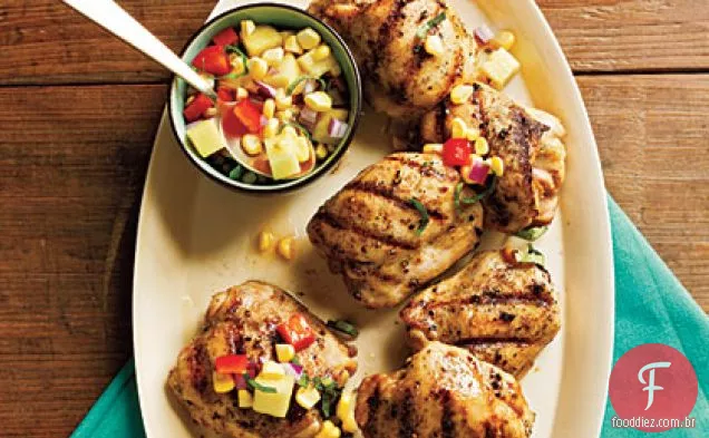 Coxas de frango grelhadas com abacaxi, milho e pimentão