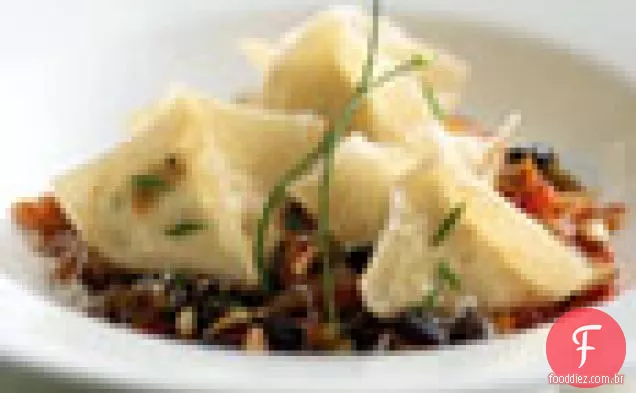 Ravioli de queijo de cabra com pimentão e manteiga marrom