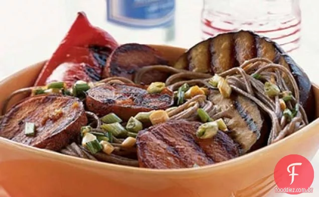 Salada Soba com Batata-Doce grelhada, berinjela e pimenta vermelha