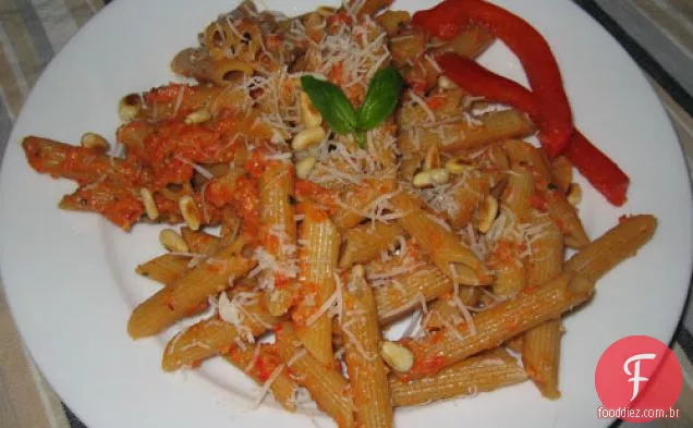 Pesto De Pimenta Vermelha Assada Em Penne