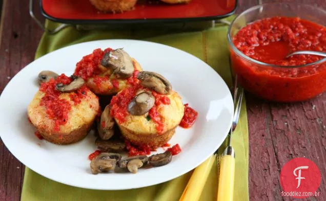 Muffins De Milho De Abobrinha De Queijo Com Cogumelos E Molho De Pimenta Vermelha