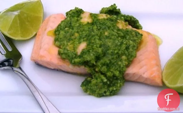 Salmão escalfado com pesto de rúcula