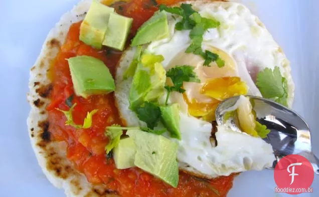 Arepa con Huevo Frito, Hogao y Aguacate (Arepa com ovo, abacate e molho crioulo)