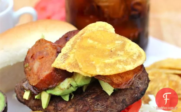 Hambúrguer com chouriço, abacate e batatas fritas de banana