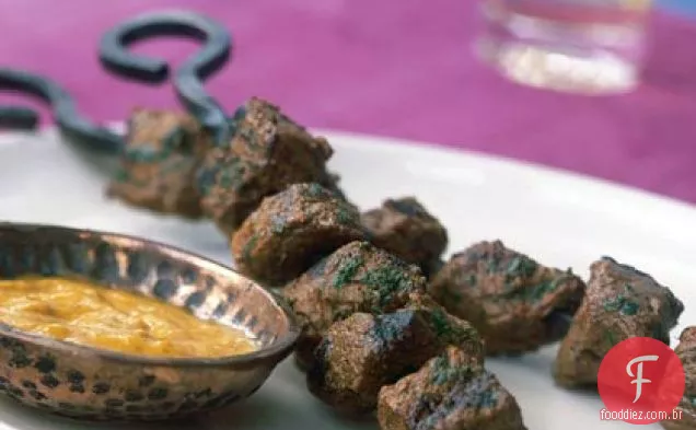 Anticuchos com molho de pimenta amarela assada (Kebabs de carne peruana)