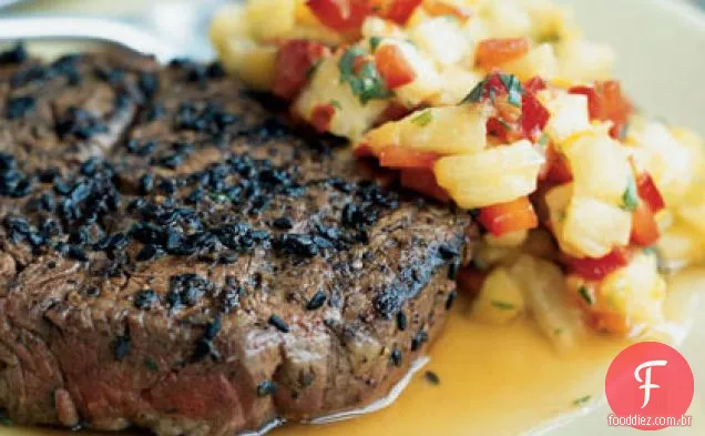 Bifes de lombo de carne com crosta de gergelim com abacaxi, manga e pimenta vermelha