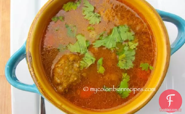 Sopa de Estrellitas con Albóndigas (sopa de massas e almôndegas)