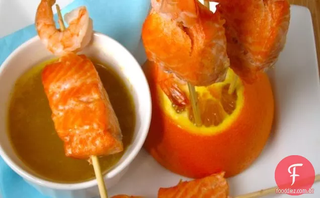 Espetos de camarão e salmão com molho de laranja