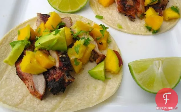 Tacos de porco com salsa de manga-abacate