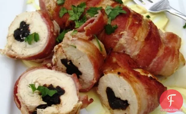 Pãezinhos de frango e Bacon recheados com ameixas (Envueltos De Pollo, Tocineta y Ciruela)