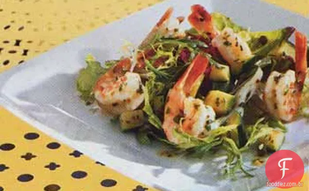 Salada de camarão com abobrinha e manjericão