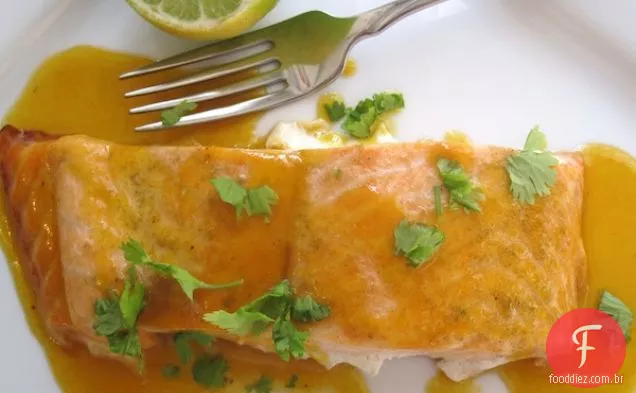 Salmón con Salsa de Maracuyá (salmão com molho de Maracujá)