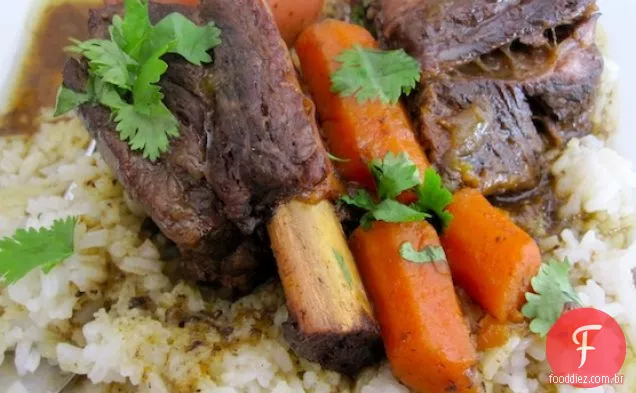 Costelas curtas de fogão lento com especiarias Colombianas